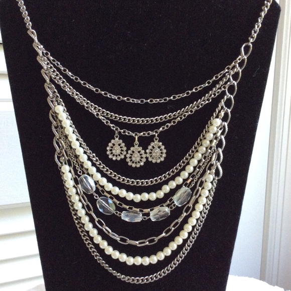Fashion Jewelry Necklace w/Pearls & Rhinestones. Pretty. - Picture 3 of 9